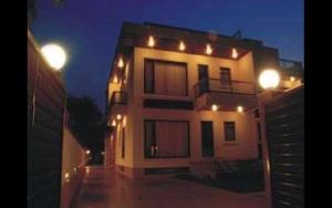 un bâtiment avec des lumières au sommet la nuit dans l'établissement Royal Residence Cybercity - Gurugram, à Gurgaon