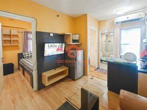Μια τηλεόραση ή/και κέντρο ψυχαγωγίας στο Cozy 2BR Pramuka APT pool&Wi-Fi