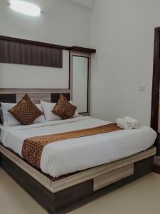Ένα ή περισσότερα κρεβάτια σε δωμάτιο στο The Golden Hotel Agra