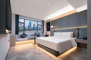 寧波市にあるAtour S Hotel Ningbo Heyi Avenueの白いベッドと大きな窓のある寝室 +43枚の写真