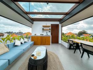 Posezení v ubytování Villa Asri - Modern Tropical Rooftop Villa 4BR Umalas