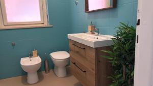 a bathroom with a white toilet and a sink and a toilet istg at Tucano Mediceo Home in Pisa