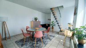 a dining room with a table and chairs at L'Echappée Quéantaise, Parking, Jardin, au calme in Quéant