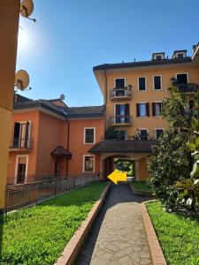 a building with a yellow arrow in front of it at Book Paradise in Cremona