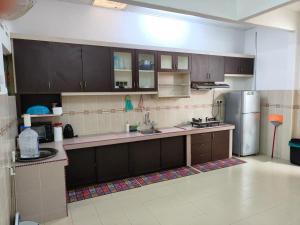 Η κουζίνα ή μικρή κουζίνα στο Homestay Ummi