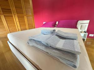 Un pat sau paturi într-o cameră la Villa Le Nocciole - 2 bedrooms & 2 bathrooms +18 fotografii