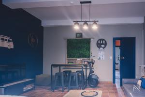 - une salle à manger avec une table et des tabourets dans l'établissement Gîte 4 étoiles, centre Monein, 4 chambres, terrasse, jusqu'à 8 pers, à Monein