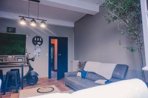 Gîte 4 étoiles, centre Monein, 4 chambres, terrasse, jusqu'à 8 pers في Monein: غرفة معيشة بها أريكة وطاولة