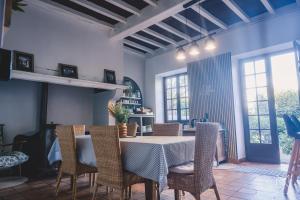 une salle à manger avec une table et des chaises dans l'établissement Gîte 4 étoiles, centre Monein, 4 chambres, terrasse, jusqu'à 8 pers, à Monein 25 autres photos