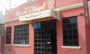 a pink building with a sign on the front of it at Rincón del Ángel in Villahermosa