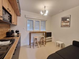 克莱蒙费朗Les Violettes #Parking#Confort的房间里有一张桌子和几把椅子的厨房