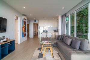Χώρος καθιστικού στο 2 bed Sea View Apartment in Bang Por - KBR36