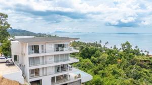 un edificio de apartamentos con vista al mar en Cozy 2-Bed Apt by the Sea Beach - KBR37, en Ban Bang Po