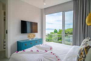 Un dormitorio con una cama y una ventana grande. en Top Floor 2 Bed Sea View Apartment - KBR38, en Ban Bang Po 16 fotos más