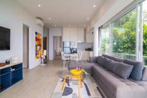 Η κουζίνα ή μικρή κουζίνα στο 2 bedroom top floor sea view apartment - KBR39