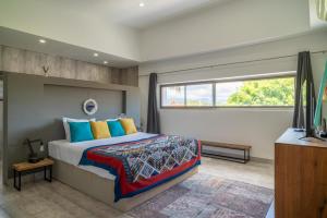 Tropical 3 Bed Pool Villa in Plai Laem - KBR42 في Plai Laem: غرفة نوم بها سرير ونافذة كبيرة