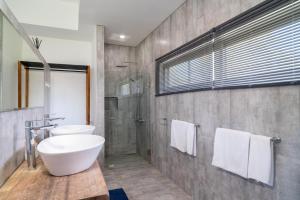 Tropical 3 Bed Pool Villa in Plai Laem - KBR42 في Plai Laem: حمام مع حوض غسيل أبيض ودش +19 صورة