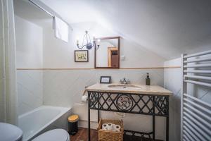 une salle de bain avec un lavabo et une baignoire dans l'établissement Villa Casas de São Francisco da Chã, à Góis 101 autres photos