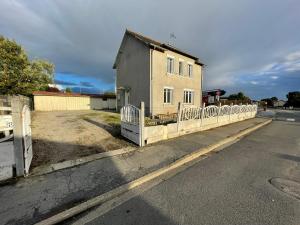 Cossé-le-VivienにあるGite entre Vitré, Laval , Chateau-Gontierの道路脇の柵付き家