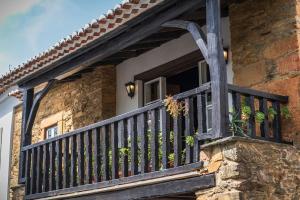 - un balcon d'une maison avec une balustrade en bois dans l'établissement Villa Casas de São Francisco da Chã, à Góis