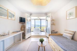 サン・マンドリエ・シュル・メールにあるBreathtaking sea viewT3 for 6 pool parkingのソファとテーブルのあるリビングルーム