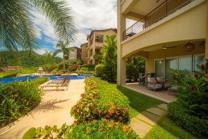 Bazén v ubytování Miramar 4E 3 bdr Ocean View in Los Suenos nebo v jeho okolí