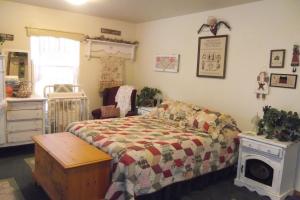 A bed or beds in a room at Alaska's Lake Lucille Bed & Breakfast