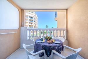Una mesa con un bol de fruta en un balcón. en Résidence à Cannes, en Cannes