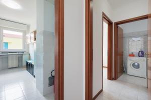 Una cocina con lavadora y secadora en una habitación. en BGY Colorful Home, en Grassobbio