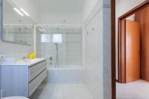Un baño con bañera, lavabo y ducha. en BGY Colorful Home, en Grassobbio 12 fotos más