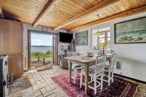 una cucina e una sala da pranzo con tavolo e sedie di FY388-Mesinge-Nordre-Skovvaenge-87 a Mesinge