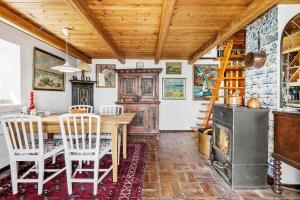 una sala da pranzo con tavolo e stufa a legna di FY388-Mesinge-Nordre-Skovvaenge-87 a Mesinge Altre 25 foto