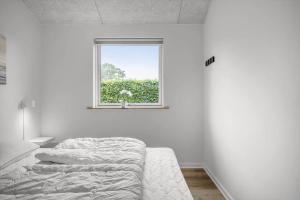 a white room with a bed and a window at FY396-Middelfart-Siriusvej-4 in Middelfart