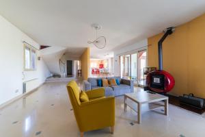 a living room with a couch and a table at La Jolie Niortaise - Avec piscine in Niort