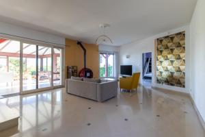 a living room with a couch and a tv at La Jolie Niortaise - Avec piscine in Niort