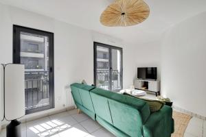 Μια τηλεόραση ή/και κέντρο ψυχαγωγίας στο Amazing Appt - 2BDR-6P - Near Paris & La Defense