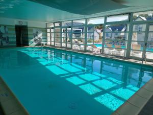 ポルニシェにあるMaison 3 piscines - Résidence 3 étoilesの建物内の青い水の大きなプール