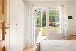 VirserumにあるKAL770-Virserum-Misterhult-Naeset-5のベッドとガラスの引き戸のある寝室