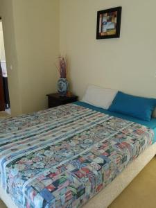 Una cama con edredón en un dormitorio en Silva house bilene, en Vila Praia Do Bilene 20 fotos más