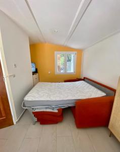 a bedroom with a bed and a window at Studio Smart&Cosy in Porto-Vecchio