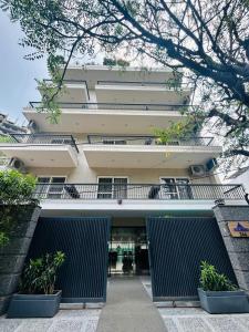 un bâtiment avec deux portes devant lui dans l'établissement Royal Studio Golf course road - Gurugram, à Gurgaon