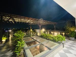 une piscine sur le toit d'un immeuble la nuit dans l'établissement Royal Studio Golf course road - Gurugram, à Gurgaon