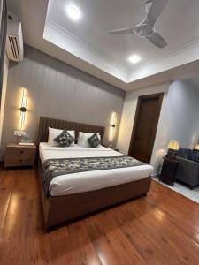 une chambre avec un grand lit et un canapé dans l'établissement Royal Studio Golf course road - Gurugram, à Gurgaon 121 autres photos