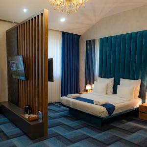 Ένα ή περισσότερα κρεβάτια σε δωμάτιο στο Piano Suites Baku