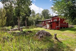 a red cabin in the middle of a grassy yard at SKA676-Immeln-Breanaes-3004 in Breanäs