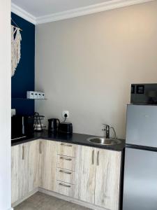 兰格班Casa del Mar - Huisie by die See的配有白色冰箱和水槽的厨房 更多11张照片