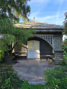 a small house with a white door and a garage at Solvang in Assens
