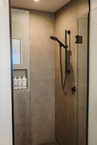 Bilik mandi di Cosy family home in Lake Hawea +14 gambar