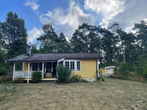 a small yellow house in the middle of a field at SKA445-Borrby-Tuvavaegen-19 in Sandby +9 photos