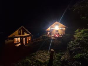 El edificio en el que está el chalet de montaña